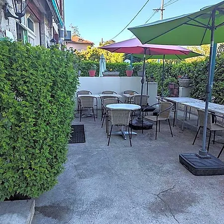 Des Pins Hotel